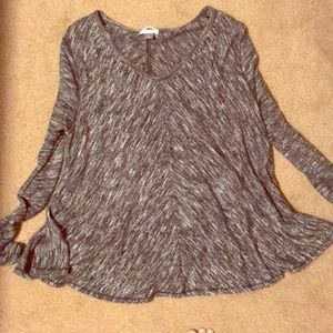 Medium long sleeve black & white top